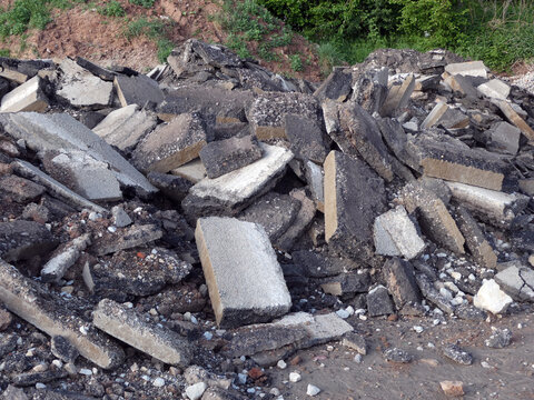 Herausgerissene Asphaltbrocken