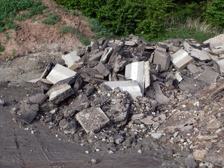 Herausgerissene Asphaltbrocken