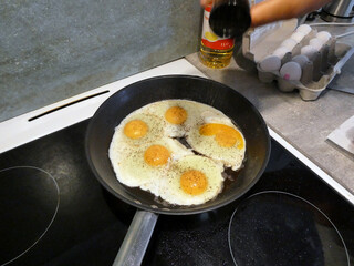 Spiegeleier in der Bratpfanne