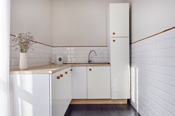 Jasna łazienka z WC i pralką
