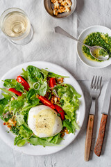 Italian salad: green salad; mozzarella; tomatoes; walnuts.
