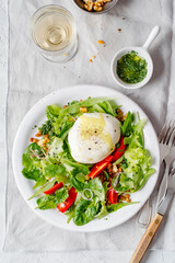 Italian salad: green salad; mozzarella; tomatoes; walnuts.