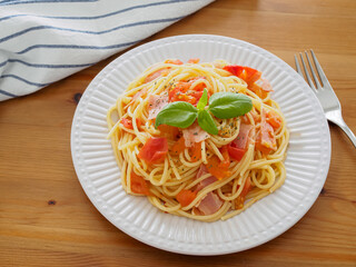 フレッシュトマトとベーコンのパスタ