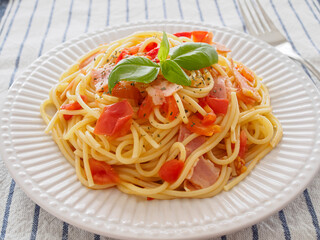 フレッシュトマトとベーコンのパスタ