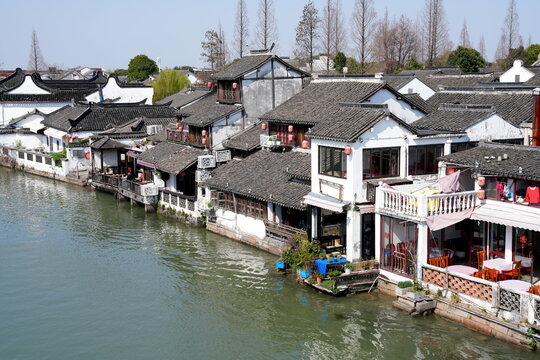 H&auml;user am Ufer von Zhujiajiao, Wasserstadt, Venedig des Ostens, Kanal, Fluss, Bauwerk, Haus, Touristen, alt, Shanghai, China, Asien, Zhujiajiao Ancient Town, anreisen, historisch, Wasserstadt, Wasser