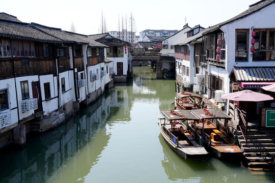 Boot, Gondel, Hafen im Kanal, Zhujiajiao, Shanghai, China, Asien,  Br&uuml;cke, Zhujiajiao Ancient Town, Venedig des Ostens, Barke, Ruderboot, anreisen, Touristen, historisch, Wasserstadt, Wasser, Fluss