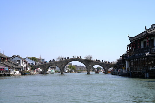 Fangsheng-Br&uuml;cke, Br&uuml;cke, Fluss, Zhujiajiao, Zhujiajiao Ancient Town, Shanghai, China, Asien, Venedig des Ostens, touristisch, historisch, Dianpu He, Wasserstadt, Wasser
