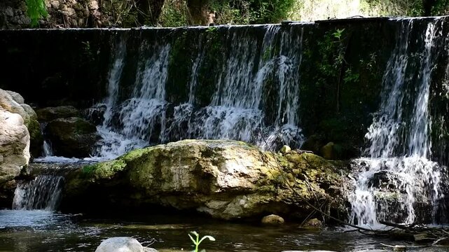 Cascada de agua, antigua balsa que alimentaba al molino