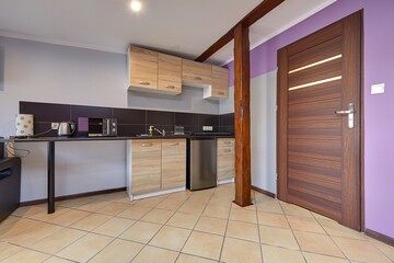 Kolorowy apartament na poddaszu z dużym łóżkiem i aneksem kuchennym