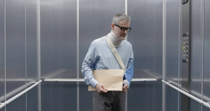 Injured man takes a lift at the hospital
