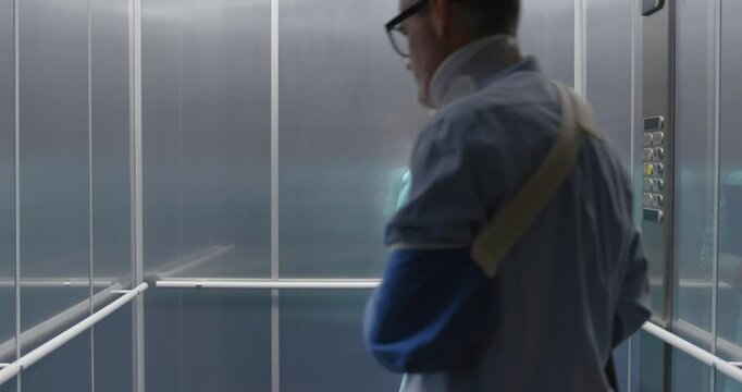 Injured takes the elevator at the clinic