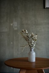 グレーの花瓶に入れたドライフラワー