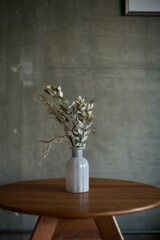 グレーの花瓶に入れたドライフラワー