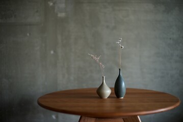 陶器の一輪挿しに入れた小さなドライフラワー