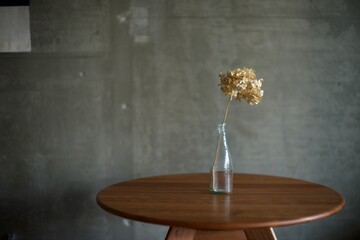 ガラス瓶に入れた紫陽花のドライフラワー