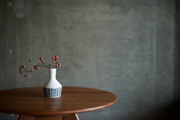 アンティークの花瓶に入れたドライの山帰来