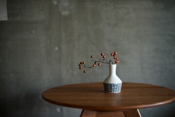 アンティークの花瓶に入れたドライの山帰来
