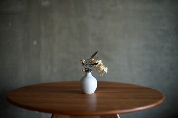 陶器の小さな花瓶に入れたドライフラワー