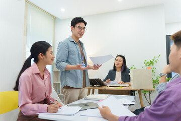 Obraz premium Group discussion on project ideas in a bright modern office space during the afternoon