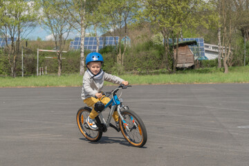 Obraz premium Child Enjoying a Ride on a Bicycle in a Park