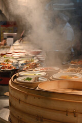 市場の美味しそうな湯気