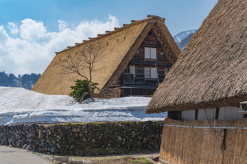 雪解けの白川郷 残雪の中の合掌造り