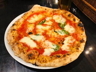 ピザ　マルゲリータ　イタリアン　ホール