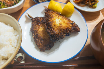 アジフライ定食とレモンの盛り付け