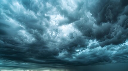 Obraz premium Sky with Thunderclouds: A sky filled with ominous thunderclouds, highlighting the power and intensity of an approaching storm. 