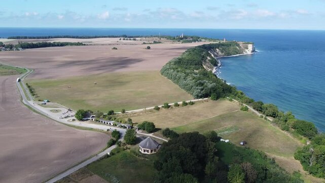 Insel R&uuml;gen: Die Kirche von Vitt, dahinter das Kap Arkona