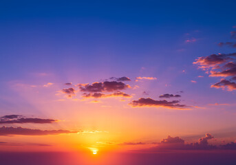 Fototapeta premium Stunning Sunset Sky: Vibrant Colors & Dramatic Clouds