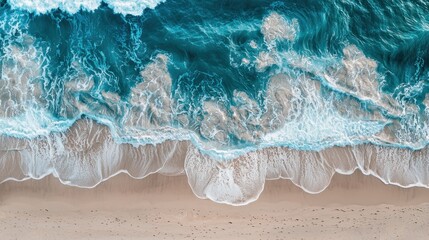 Obraz premium A sandy shoreline with waves gently washing in.