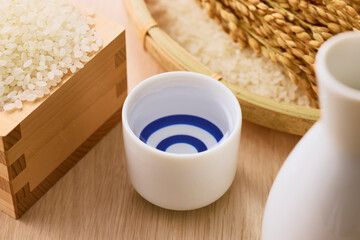 お猪口に注いだ日本酒