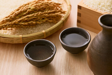お猪口に注いだ日本酒