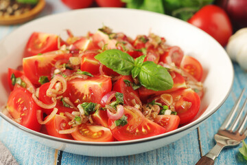 A bowl with Romanian tomato salad de Rosii