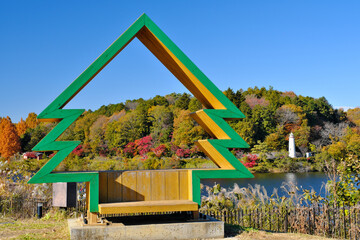 宮沢湖の紅葉とオブジェ　埼玉県