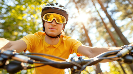 Naklejka premium Young Cyclist Enjoying Nature in Summer Sunlight with Protective Gear and Vibrant Background in Forested Area