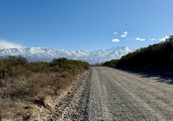 Camino de montaña en el Valle de Uco, Mendoza. Turismo.