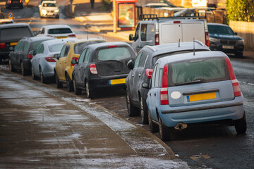 Obraz premium Frost snow covered british road and cars in england uk