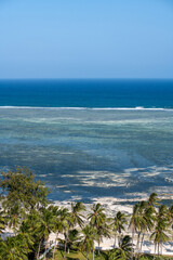 łagodne fale oceanu indyjskiego przelewające się przez rafę koralową otaczającą lagunę u wybrzeży Kenii w okolicach Mombasy © Kamil_k2p