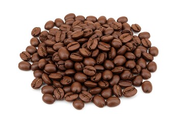 Naklejka premium A heap of roasted coffee beans scattered on a white surface in a studio setting for product photography