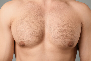 Naklejka premium Young man with hairy chest on light grey background, closeup. Epilation procedure