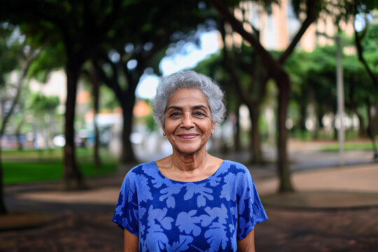"Senhora sorridente em parque, expressando alegria e serenidade.