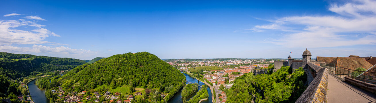 Panorama sur le Doubs et Besan&ccedil;on depuis la Citadelle, fortifications au dessus de Besan&ccedil;on en France
