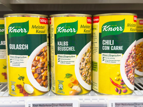 Knorr meister kessel canned meals on shelf: gulasch, kalbs beuschel, chili con carne