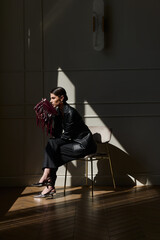 Naklejka premium Girl model in the interior in stylish clothes with a bag. style fashion.