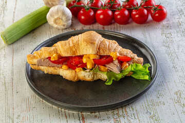 Croissant with tuna, tomato and salad
