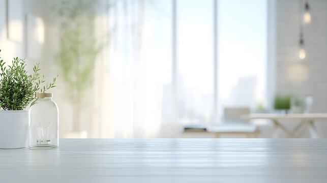 Un vase en verre transparent contenant une plante verte se trouve sur une table en bois. La lumi&egrave;re naturelle entre par de grandes fen&ecirc;tres, cr&eacute;ant une ambiance chaleureuse.