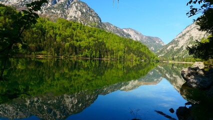 Fototapeta premium Ausflugsziel Leopoldsteinersee, Bergseen in der Steiermark 