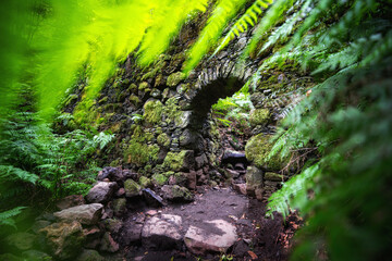 Aus Naturstein gebauter Durchgang im Urwald der Schlucht La Galga auf der kanarischen Insel La Palma